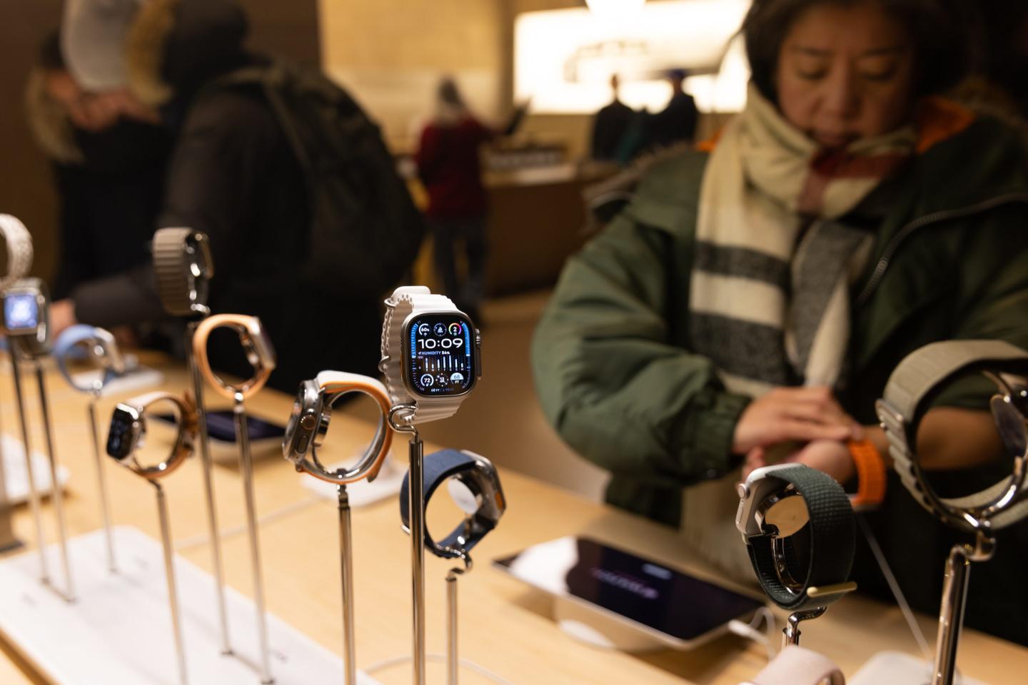 2 high-end models of Apple Watch can go on sale again as an intellectual property court battle continues, federal court rules