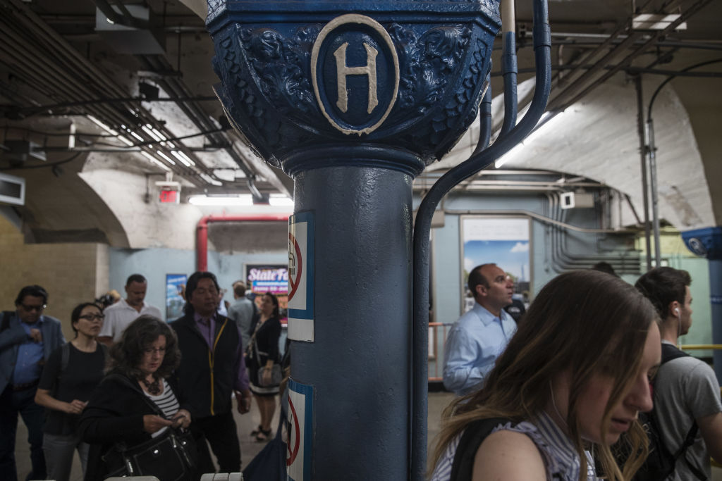 Commuters in Hoboken, N.J., head from New Jersey Transit trains to PATH trains during a morning commute to Penn Station, July 2017. (Photographer: Victor J. Blue—Bloomberg/Getty Images)