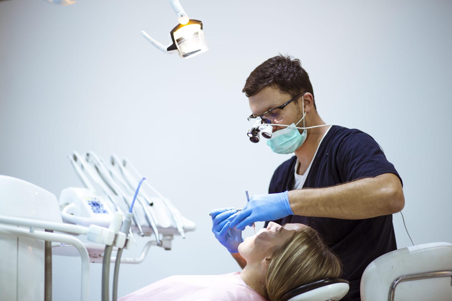 Woman who had decay on ‘virtually every tooth in her mouth’ sues dentist after receiving 4 root canals, 20 fillings, 8 crowns in a single visit