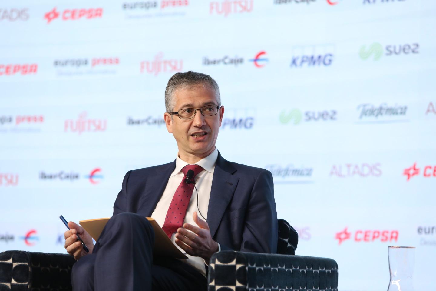Pablo Hernández de Cos speaking at an event