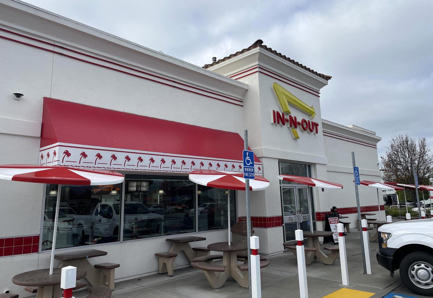 An exterior view of an In-N-Out Burger restaurant