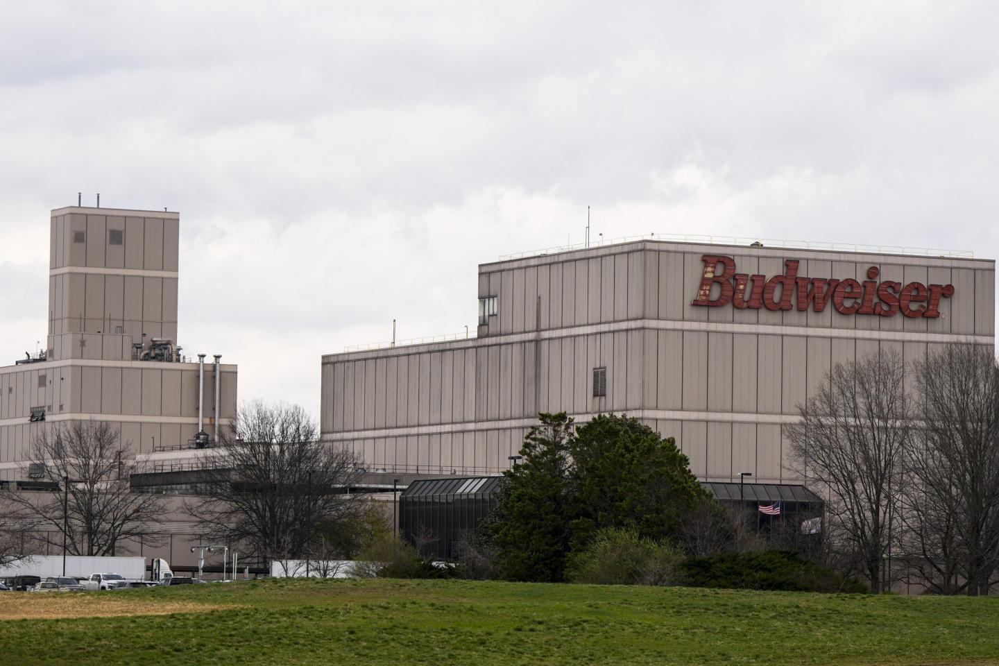 Anheuser-Busch has reached a new 5-year contract deal with the Teamsters to avoid a massive strike at its 12 U.S. plants