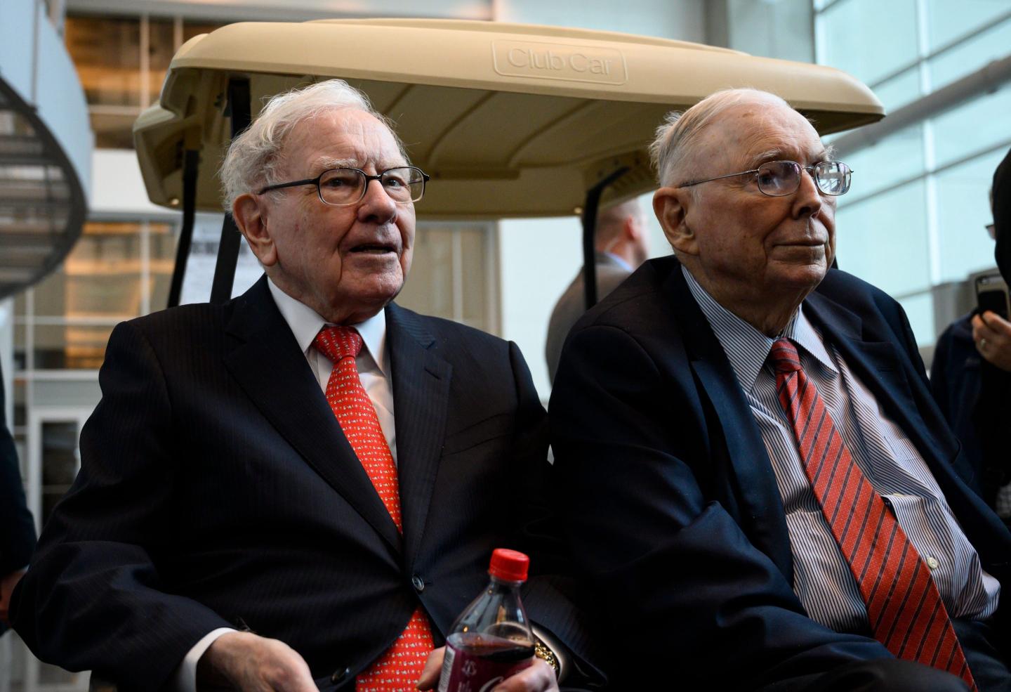 Warren Buffett (left) and Charlie Munger (right)