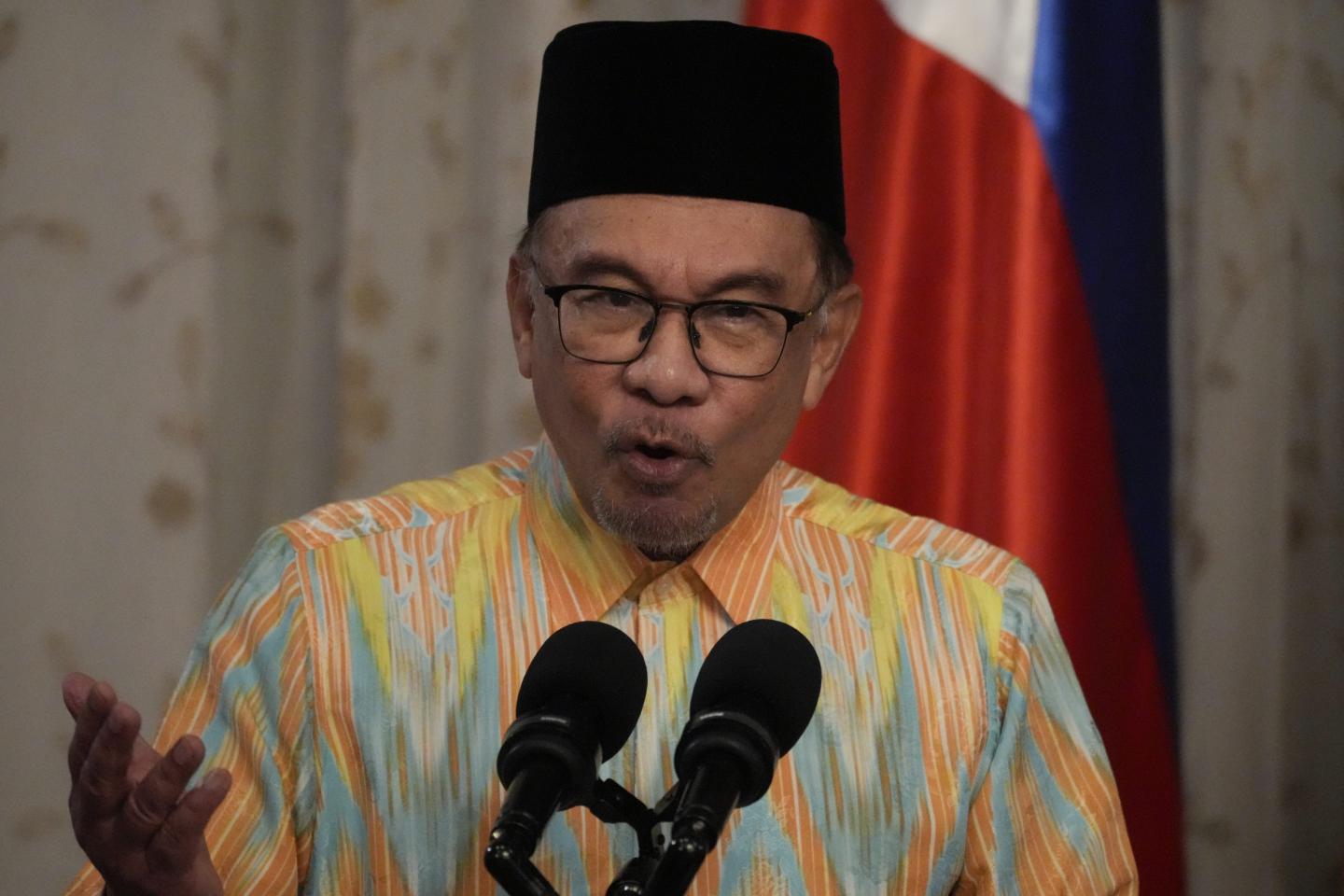 Malaysia’s prime minister doesn’t want to choose between the U.S. and China: ‘Why must I be tied to one interest?’