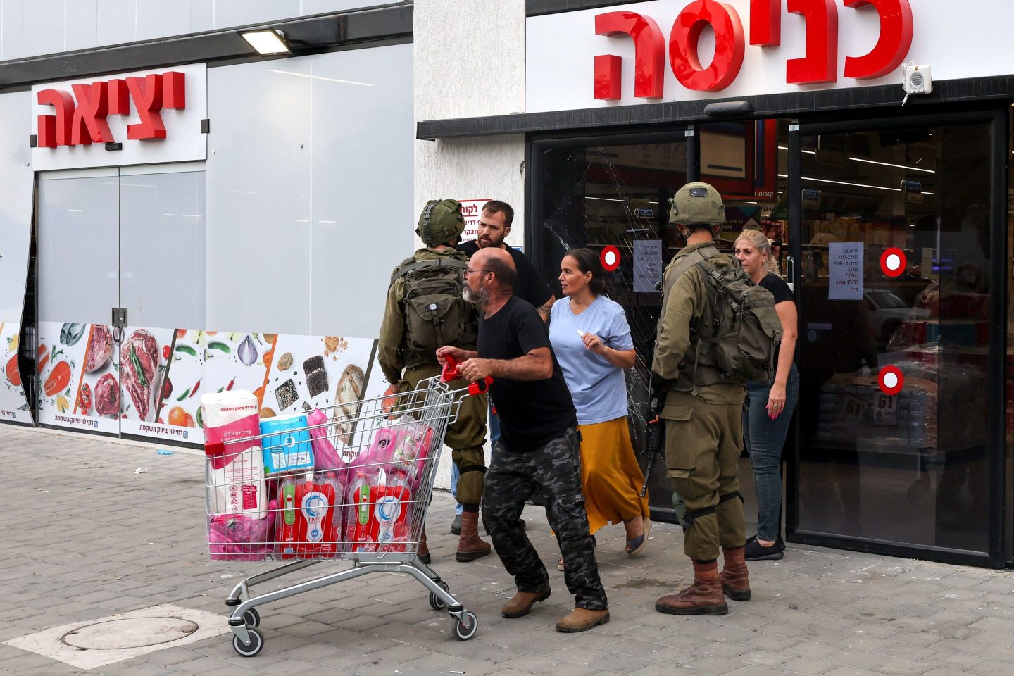 Israeli soldiers standing outside a grocery store