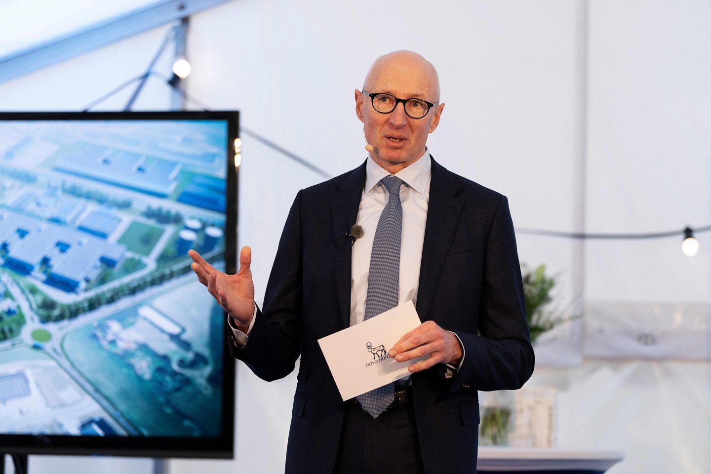 Lars Fruergaard Jorgensen holding flashcards and talking