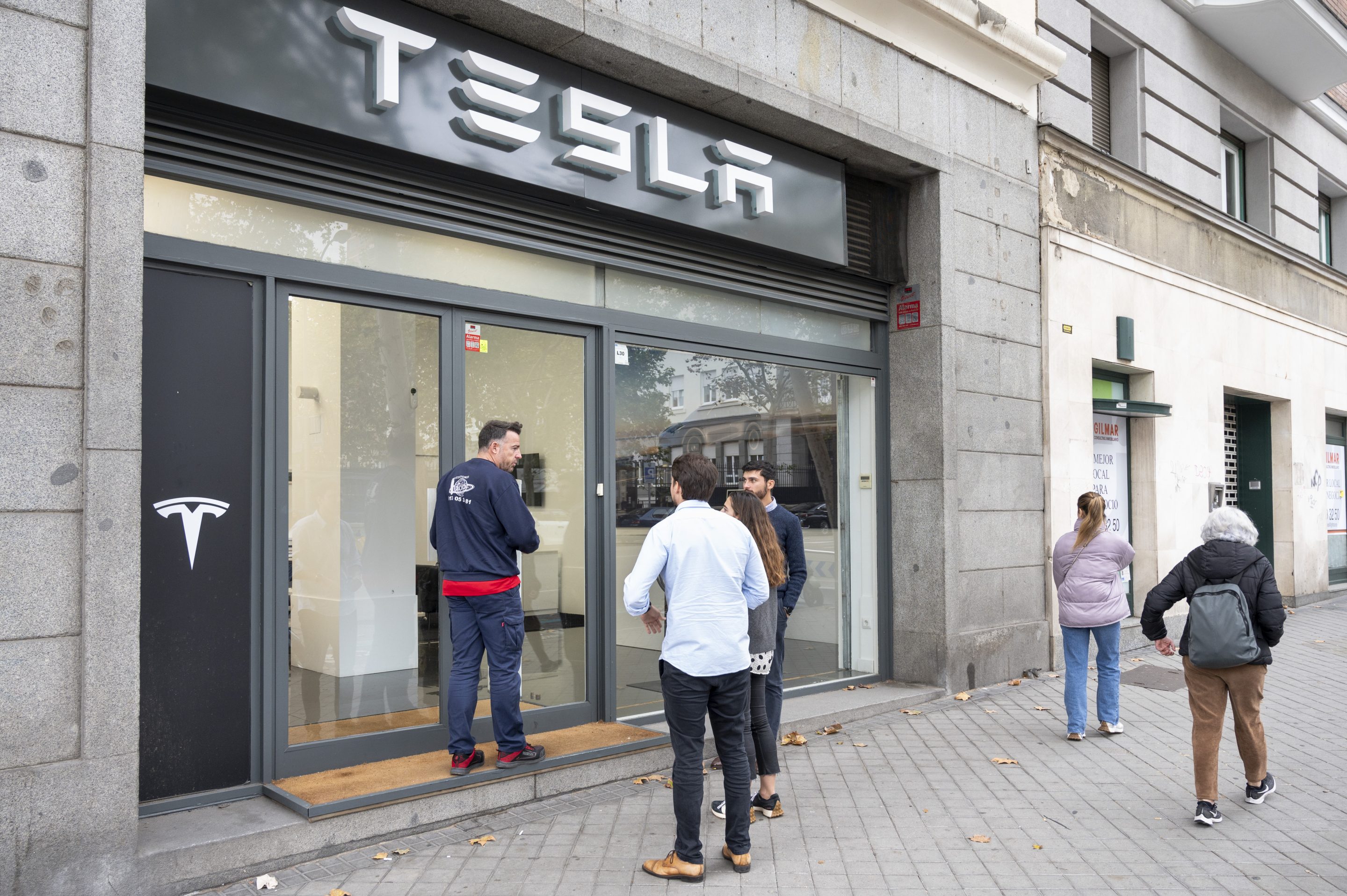 Carmakers have begun compensating leasing companies for the sliding value of used electric cars as Tesla’s price cuts rip through an industry.