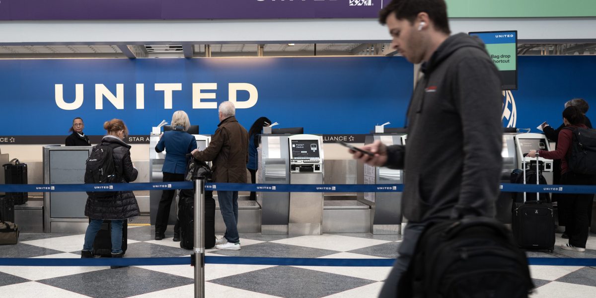 United Airlines flight forced to land in Chicago after bomb threat(02)