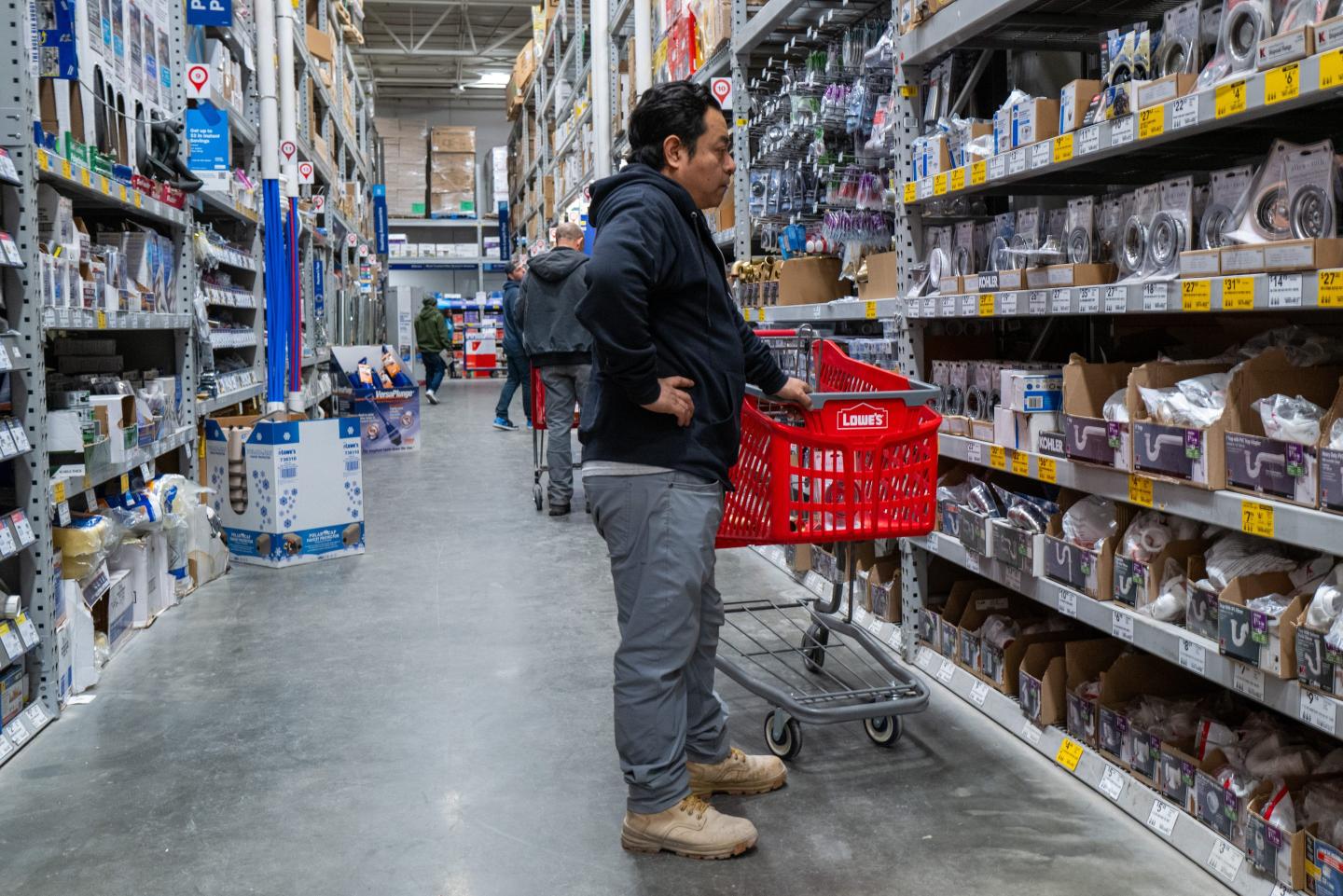 Falling inflation and a growing economy aren’t convincing worried voters: ‘I feel like there’s a recession and I’m living it’