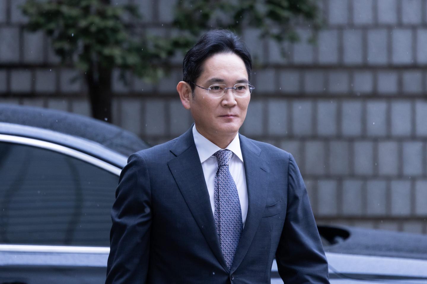 Samsung’s billionaire chairman can lead the company without the threat of jail time after a court acquits him of stock manipulation charges