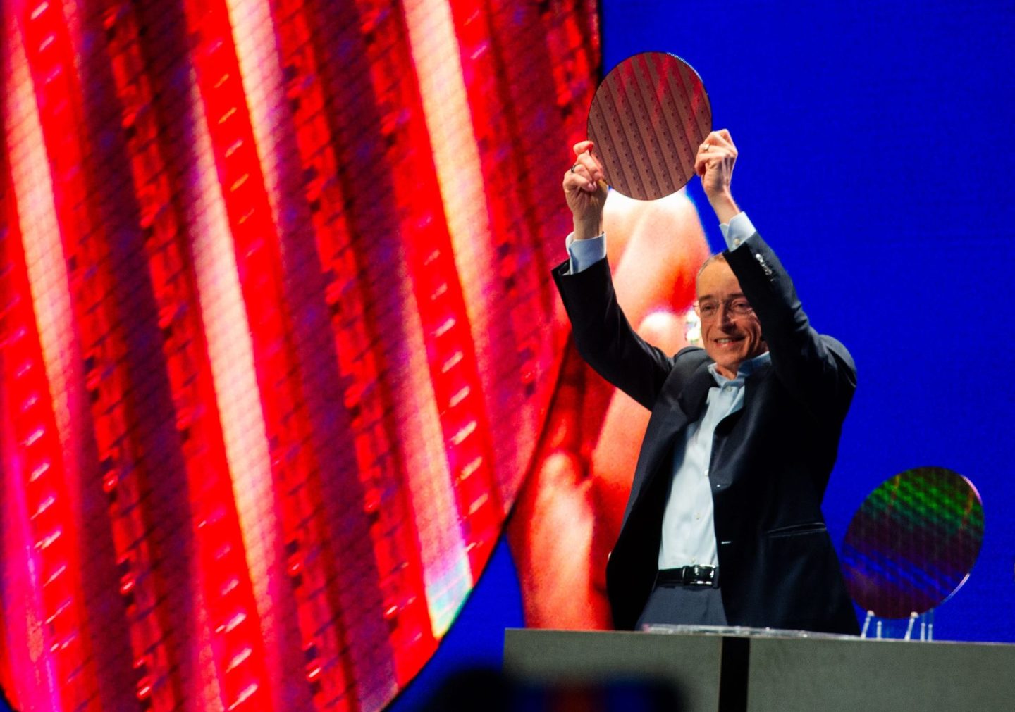 Intel CEO Pat Gelsinger presents chips with a new production technology.