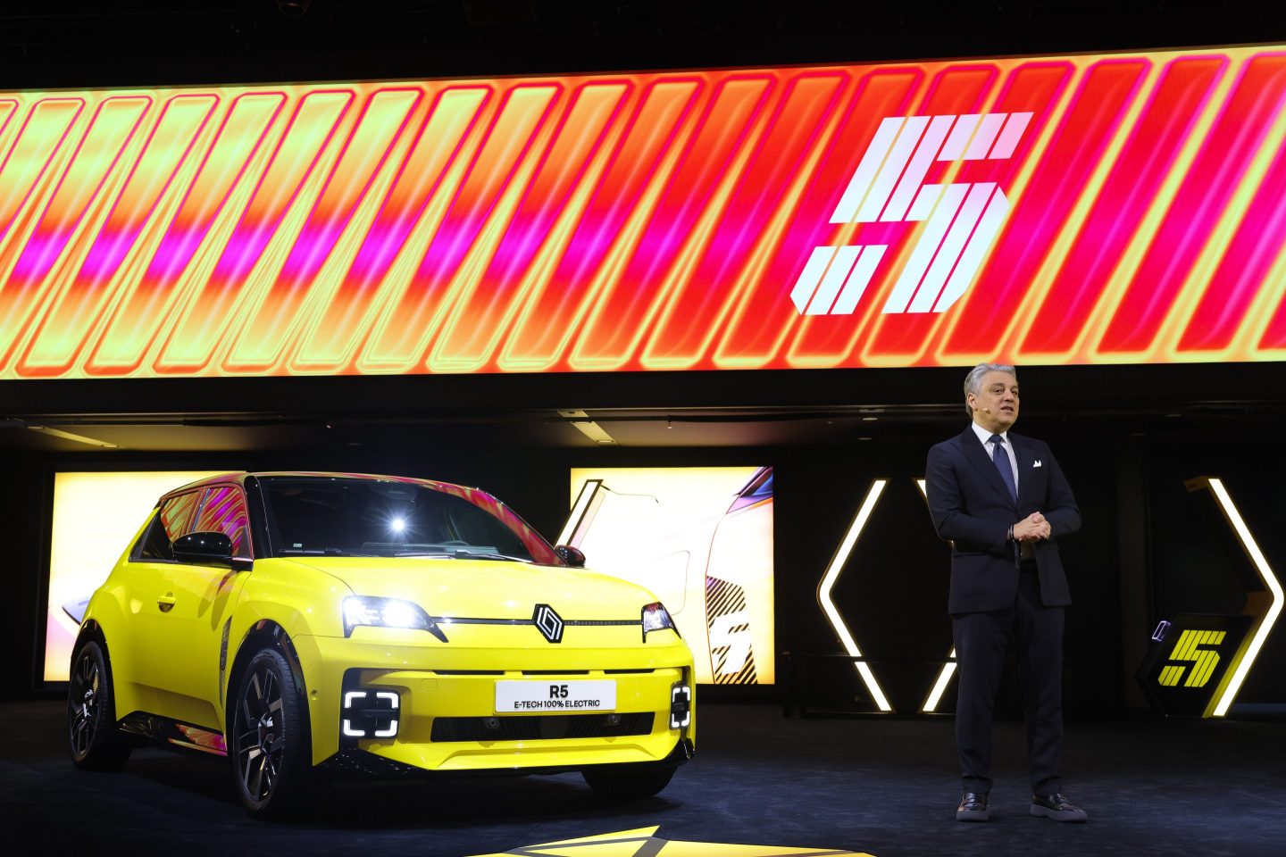 The new R5 is “at the heart of the battle to reinvent the European industry against competition coming from the east and the west,” CEO of Renault SA, Luca de Meo said in a statement.