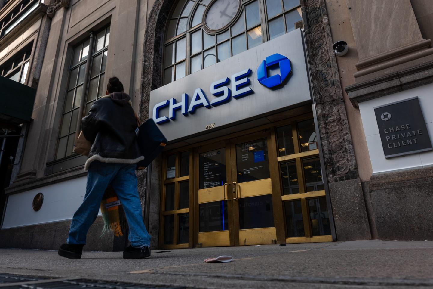 Jamie Dimon wants employees back at the office. That should become even easier with JPMorgan adding 500 branches over the next 3 years