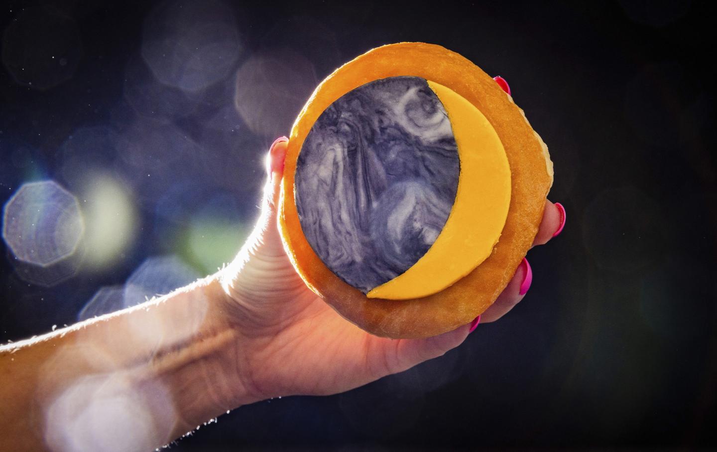 Solar eclipse donut