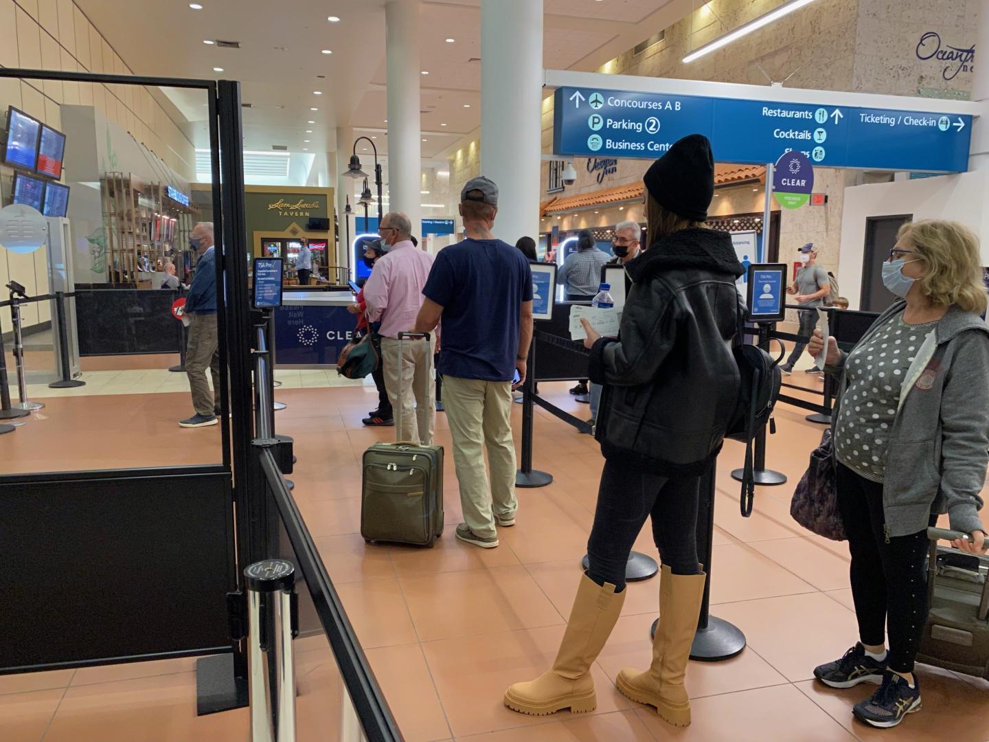 Las Vegas Airport debuts self-screening security line