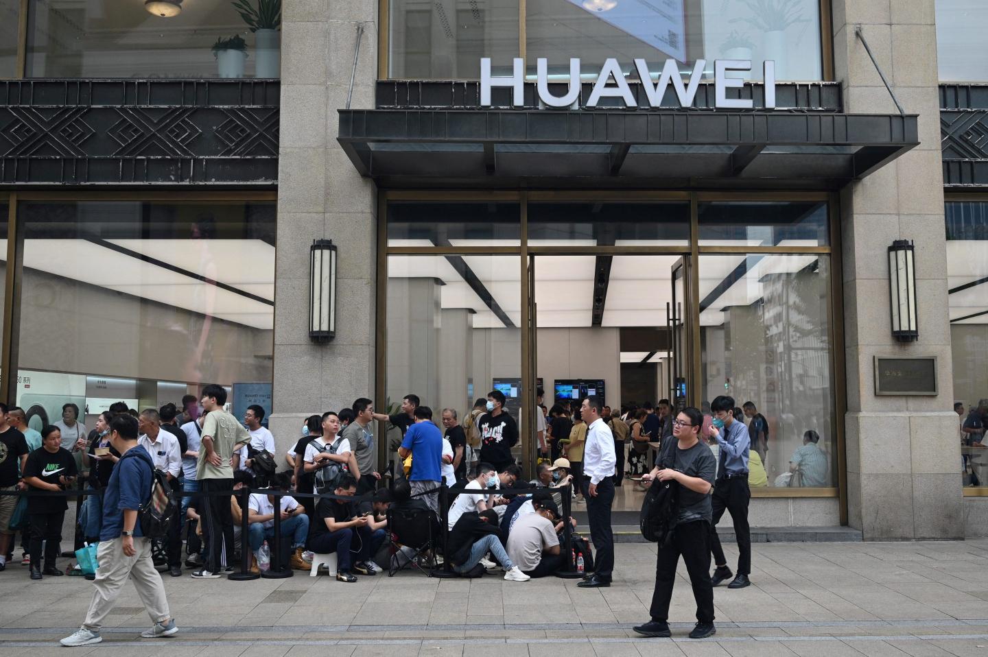 Chinese customers are flocking to Huawei's new 5G smartphone.
