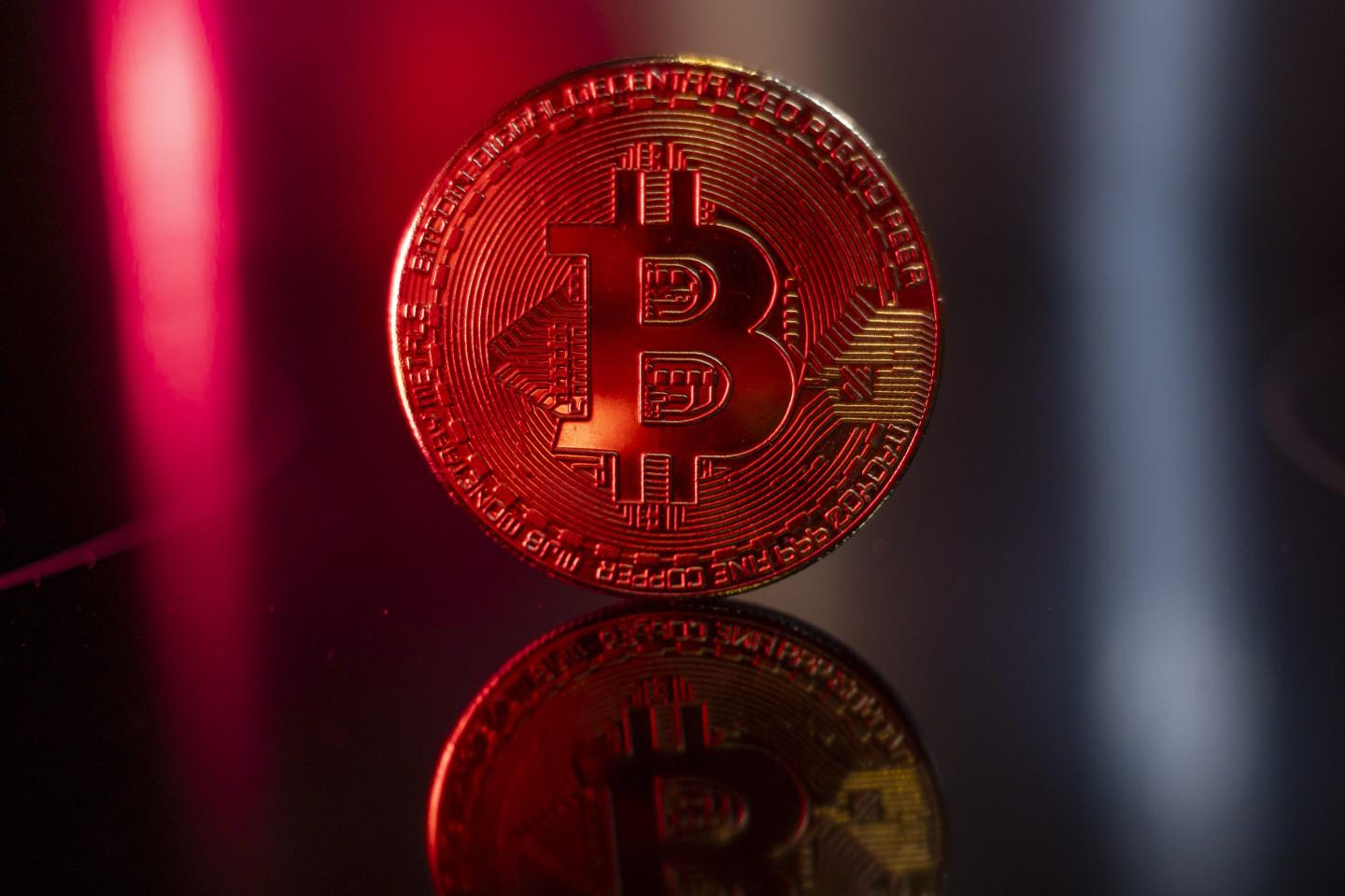 Bitcoin slumps toward $62,000 amid record GBTC outflows and Fed rate-cut waiting game