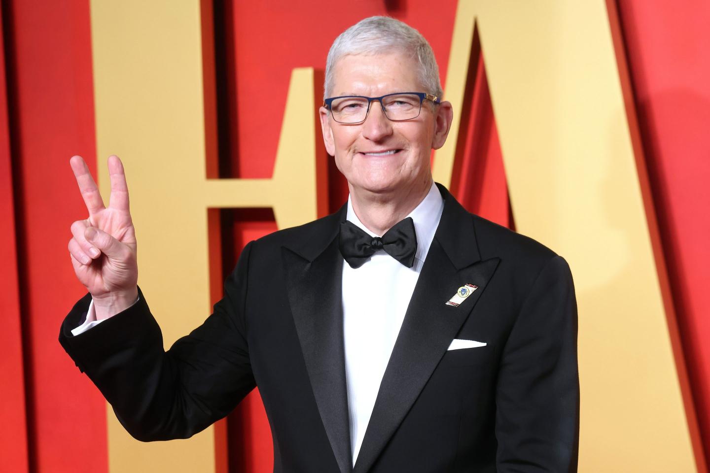 Tim Cook attends the 2024 Vanity Fair Oscar Party hosted by Radhika Jones at Wallis Annenberg Center for the Performing Arts on March 10, 2024 in Beverly Hills, California.