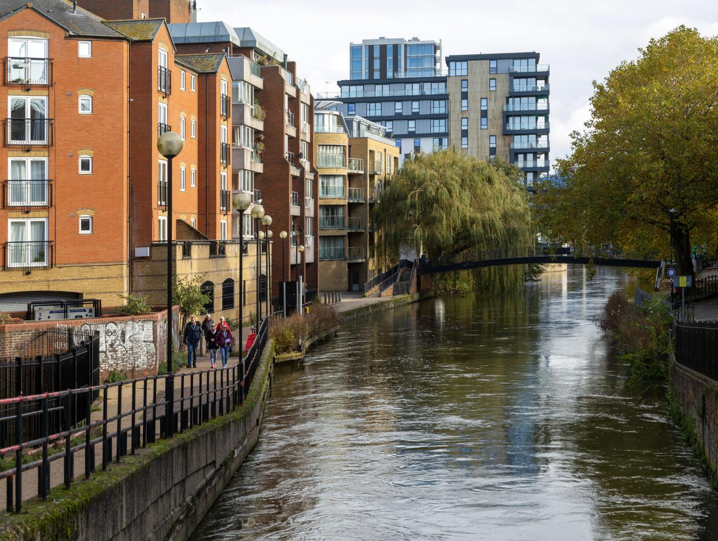 River Kennet flowing past apartment housing in town center, view east from London Street Reading, Berkshire, England, UK.