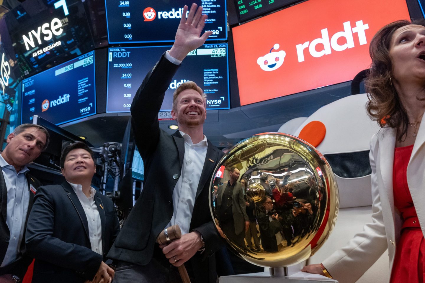 Reddit CEO Steve Huffman stands on the floor of the New York Stock Exchange (NYSE) while ringing a bell on the floor setting the share price at $47 in its initial public offering (IPO) on March 21, 2024 in New York City.