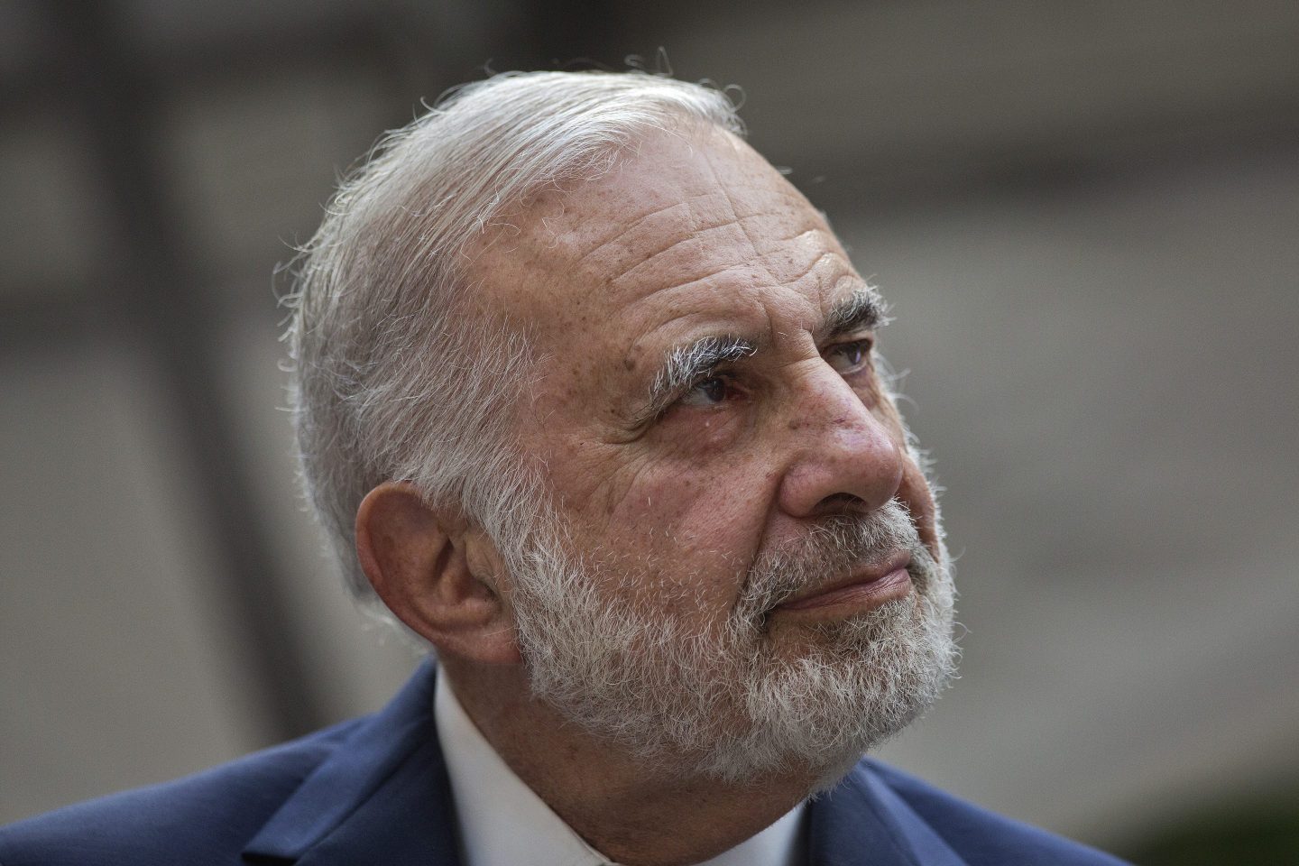Carl Icahn looks up