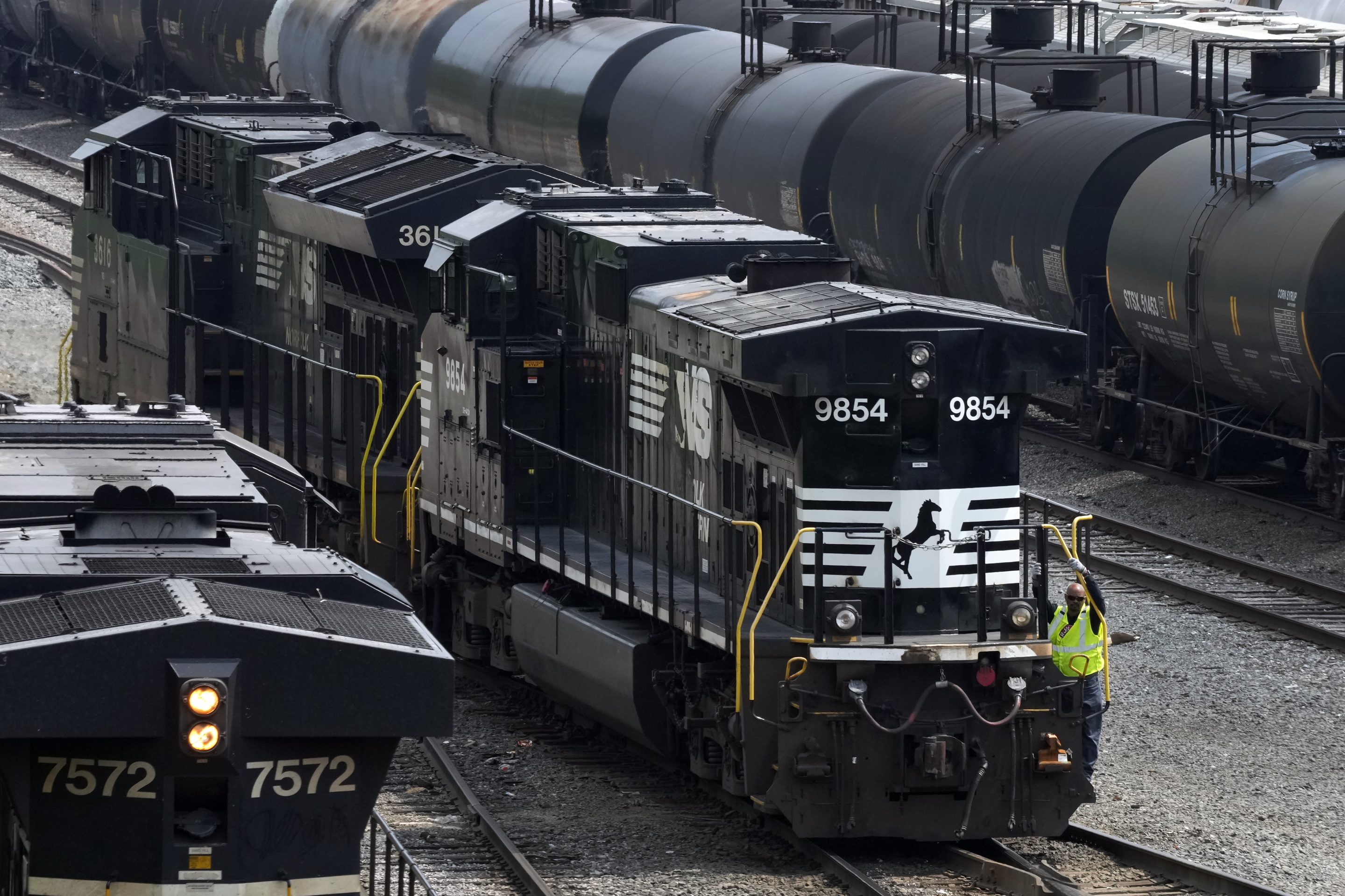 Activist investors aiming to take over Norfolk Southern gain momentum |  Fortune