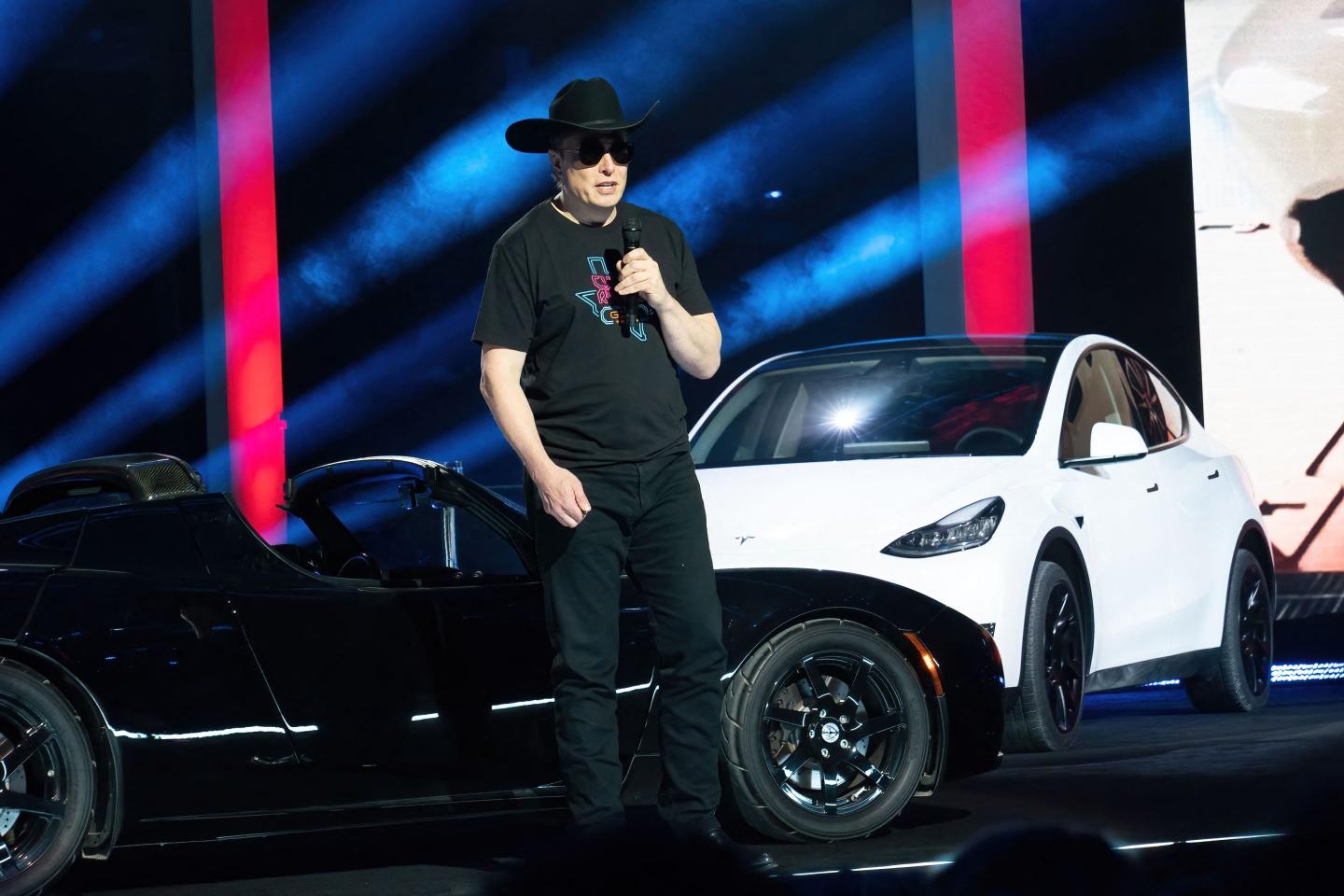 Elon Musk wearing cowboy hat