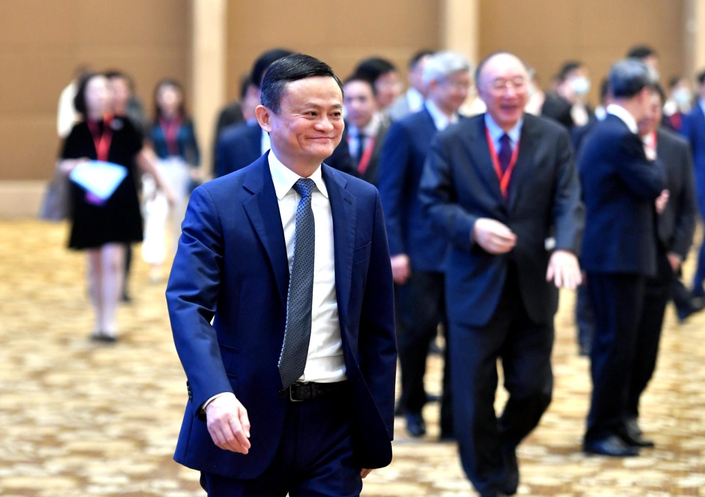 Alibaba founder Jack Ma praised the company and its executives in an internal memo, helping send the company’s shares up almost 5% in Hong Kong trading Wednesday.