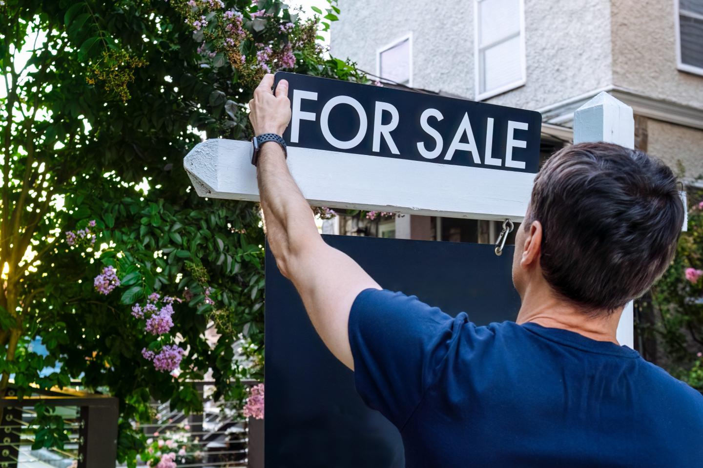 Buffett-owned real estate brokerage pays $250 million to settle claims that agent commissions break antitrust law