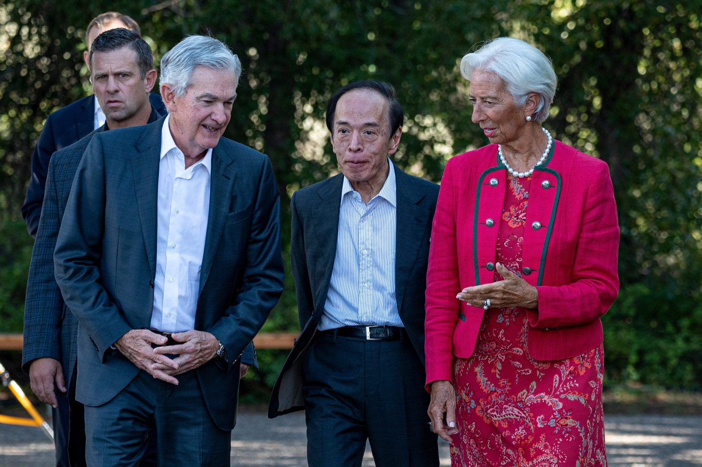 Jerome Powell, chairman of the US Federal Reserve, from left, Kazuo Ueda, governor of the Bank of Japan (BOJ), and Christine Lagarde, president of the European Central Bank (ECB), walk the grounds at the Jackson Hole economic symposium in Moran, Wyoming, US, on Friday, Aug. 25, 2023.