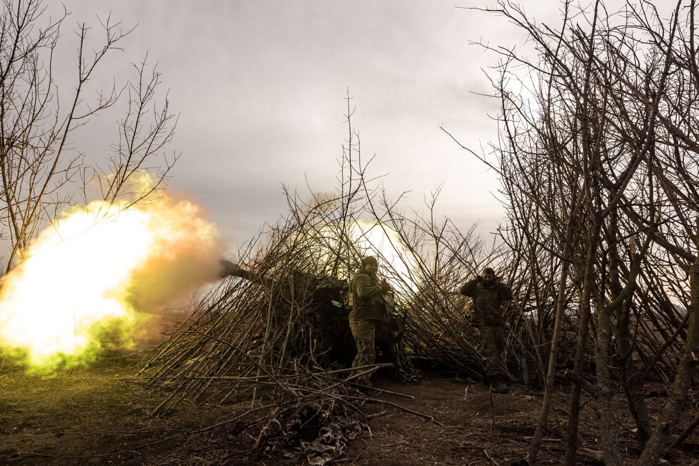 Ukrainian soldiers firing artillery
