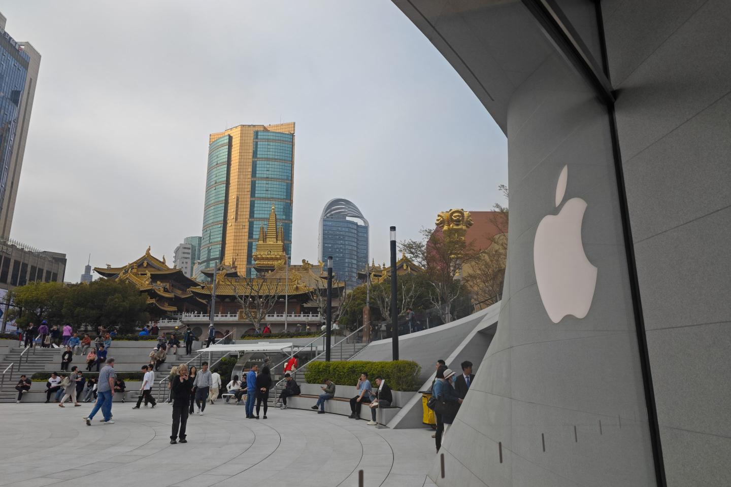 Apple said it was obliged to remove WhatsApp and Threads after an order from China's top internet regulator.
