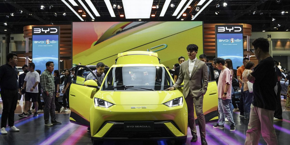 Bird flu fragments are in pasteurized milk now, but government still consider it safe to drink