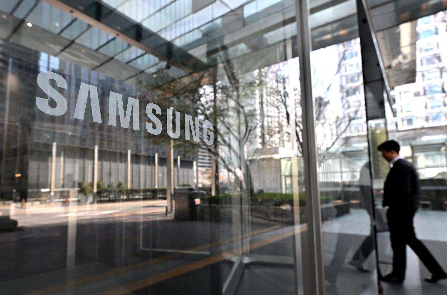 Samsung tells its executives to work a 6-day week to ‘inject a sense of crisis’ after posting its worst financial year in over a decade