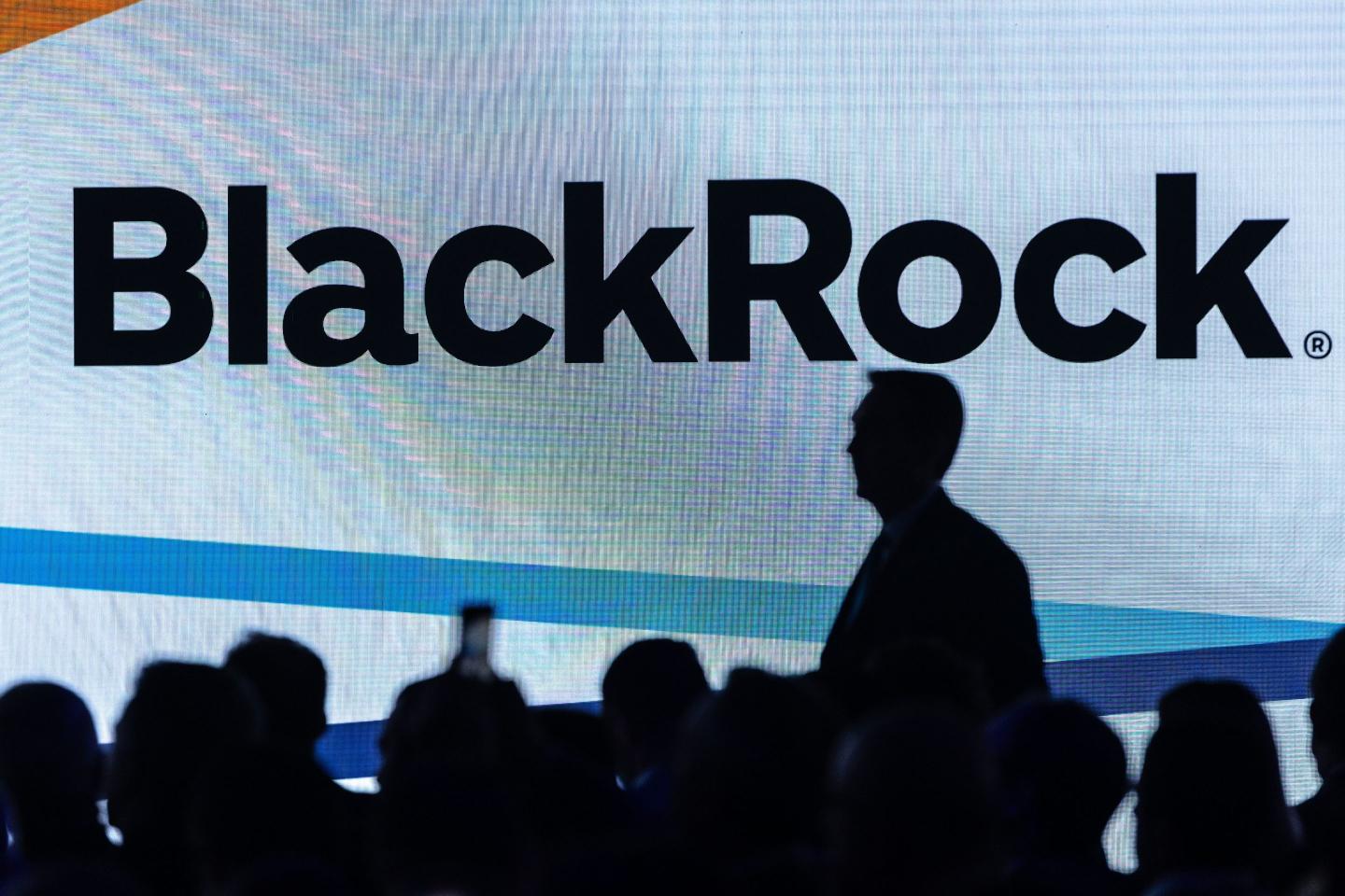 Bitcoin ETFs stall: BlackRock ends 71-day streak, Fidelity sees first outflows
