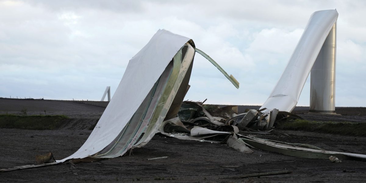 5 massive turbines crumpled as Iowa wind farm suffers rare direct hit from powerful tornado