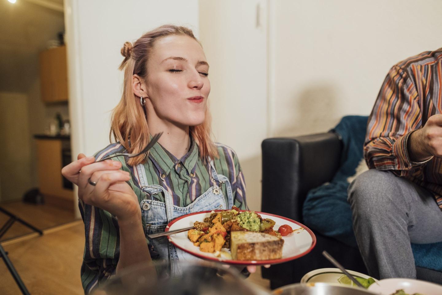 Caramelized garlic steak in salads and protein bowls raises carbon-neutral concerns