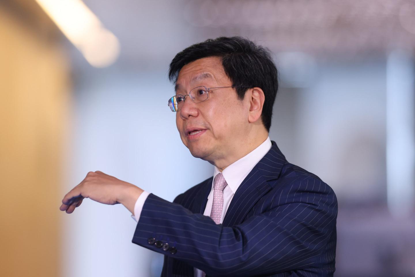 Kai-Fu Lee gestures with hand while talking