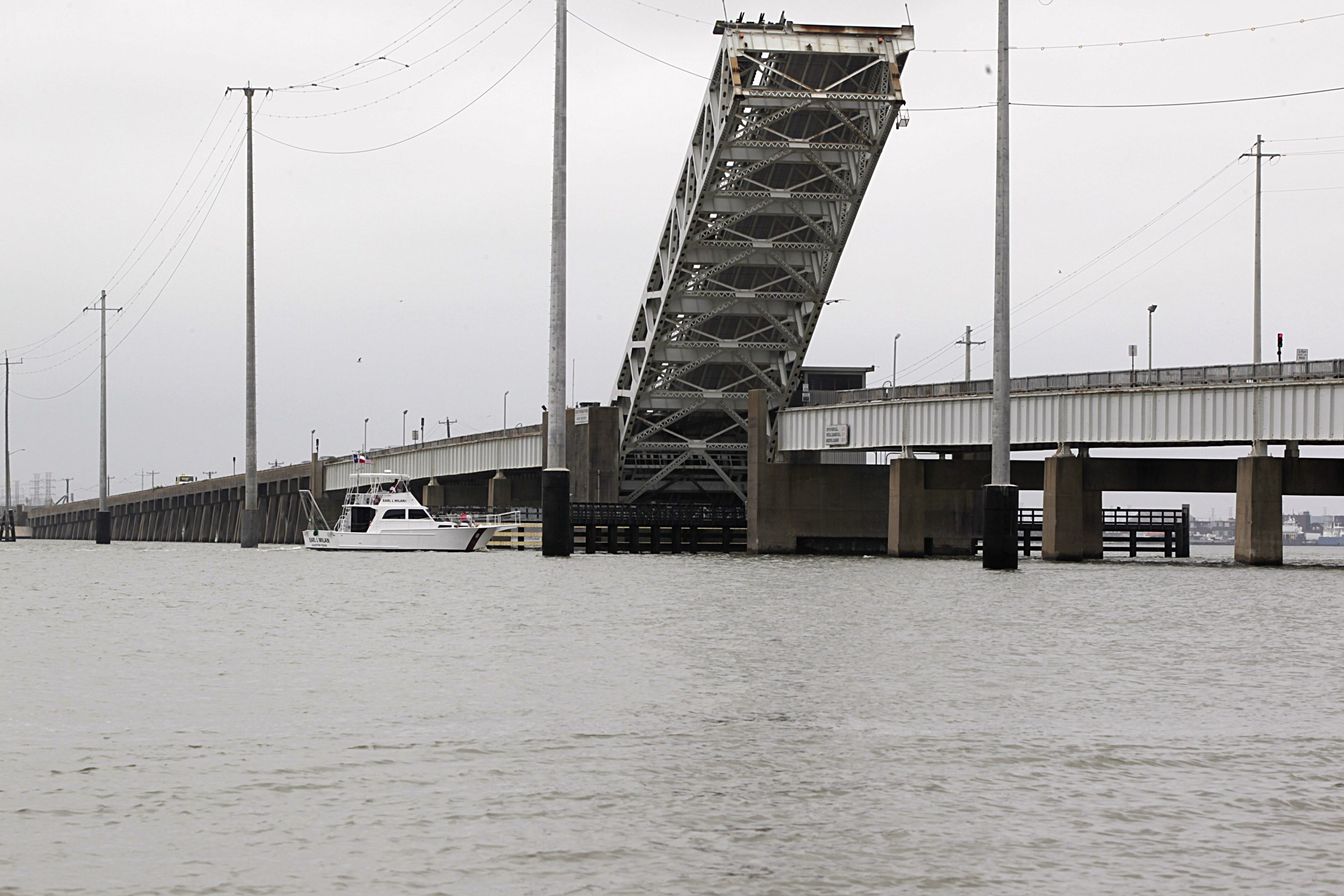 Barge slams into Texas bridge causing partial collapse and oil spill - Vimarsana News