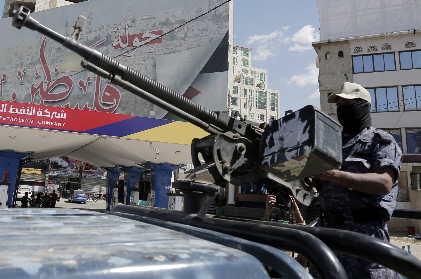 Houthi fighter mans machine gun