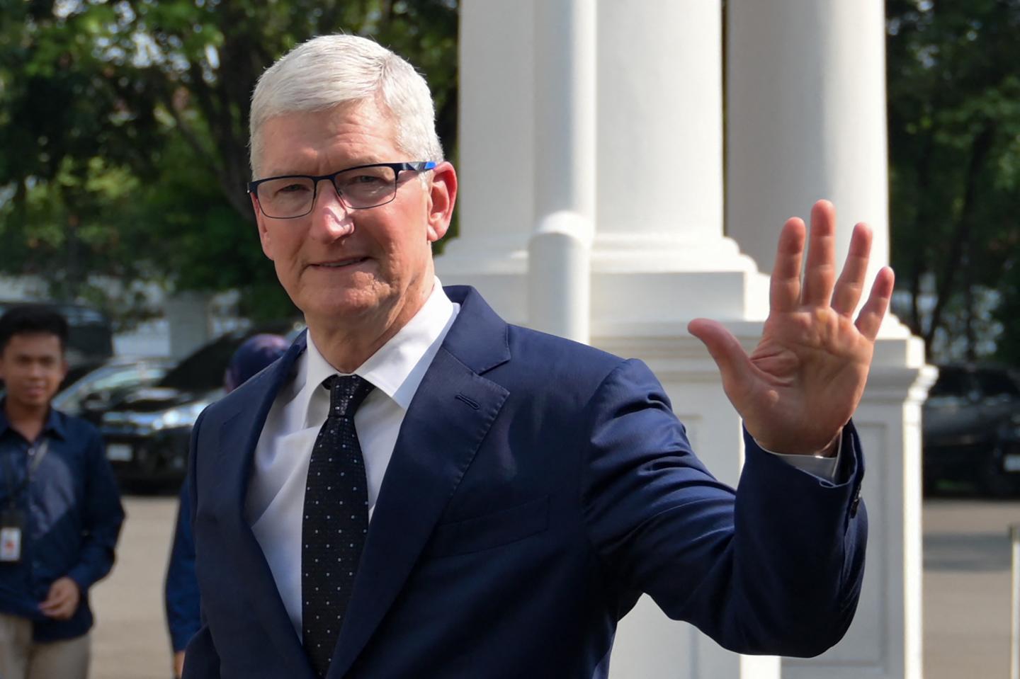 It’s time for Apple to buy—not build—its way into AI