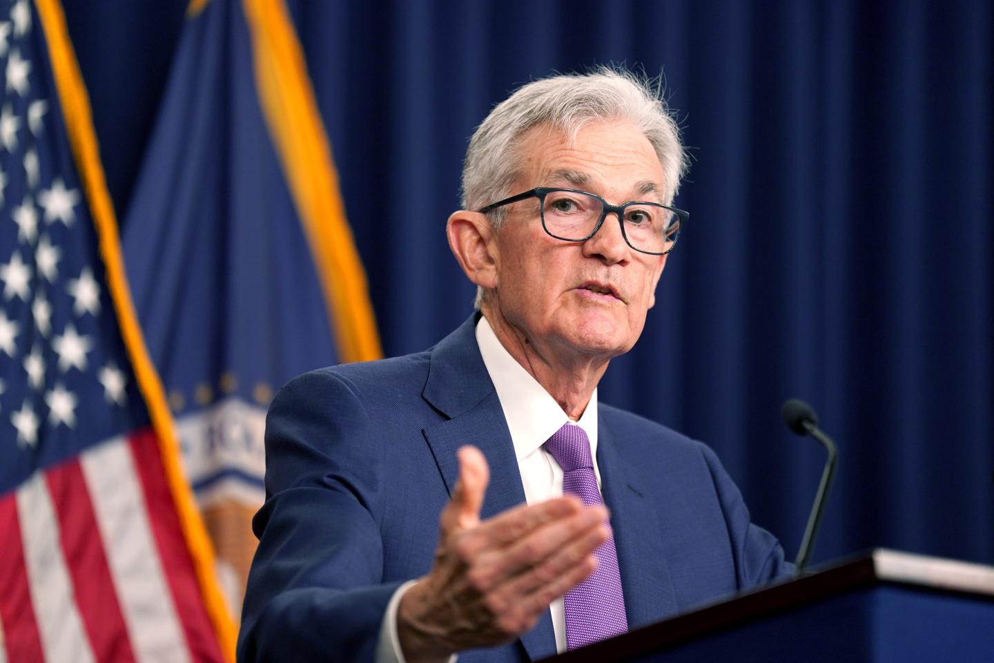 Jerome Powell speaks at podium