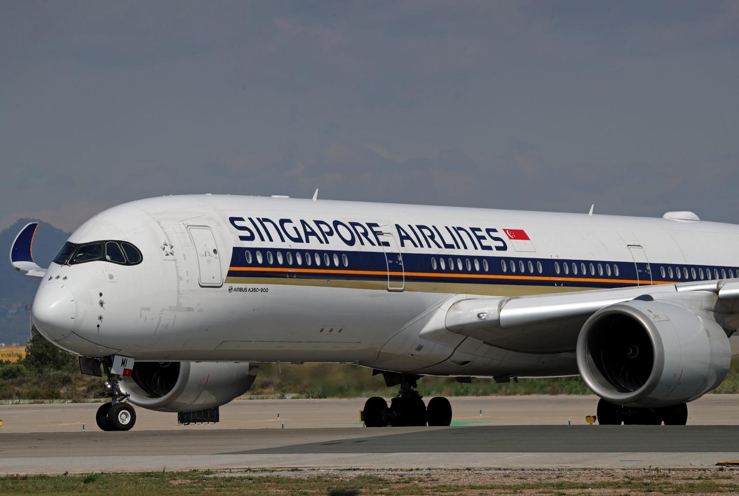 An Airbus A350-941 from Singapore Airlines is preparing to take off