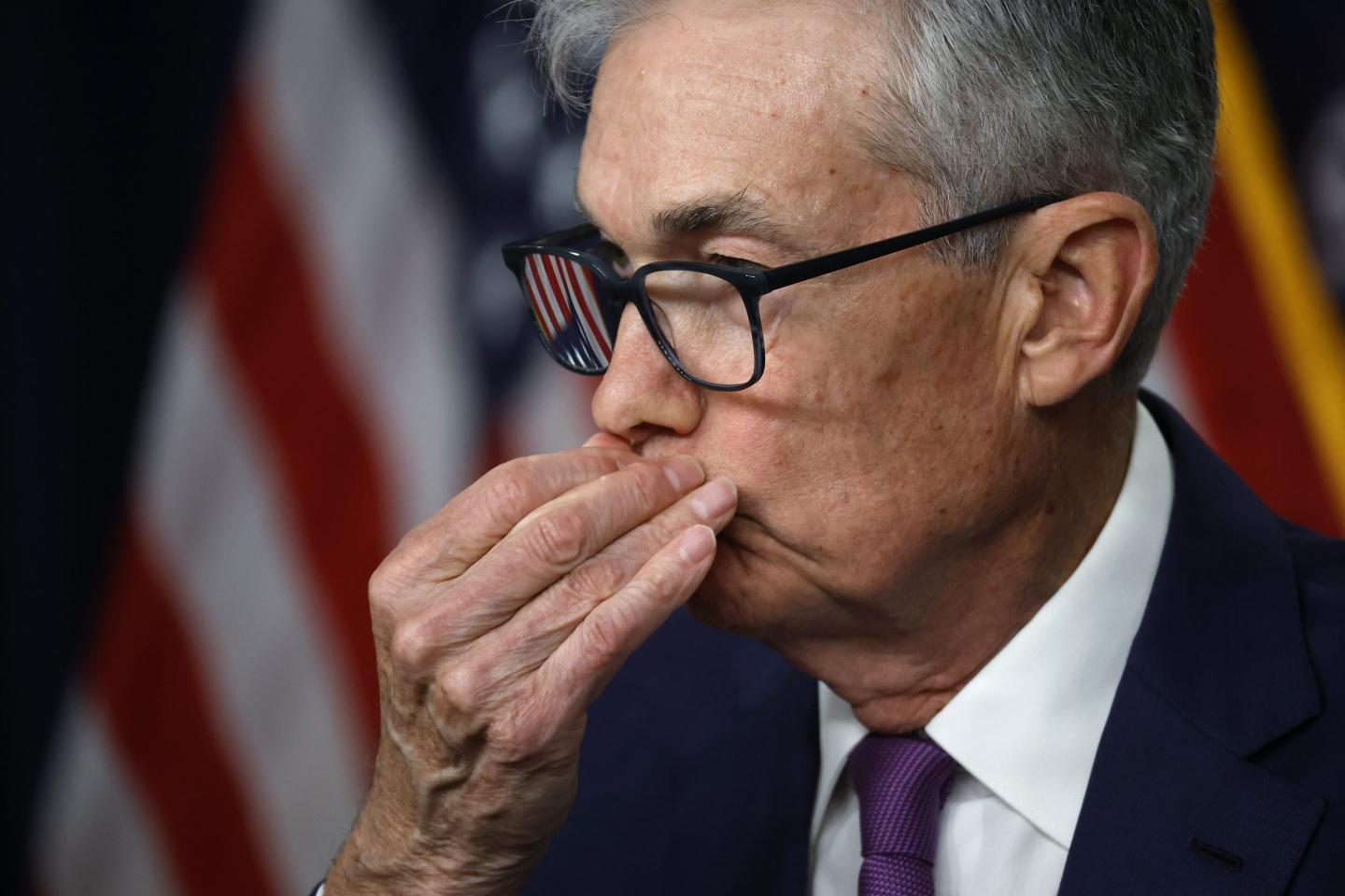 Jerome Powell puts his hand to his mouth