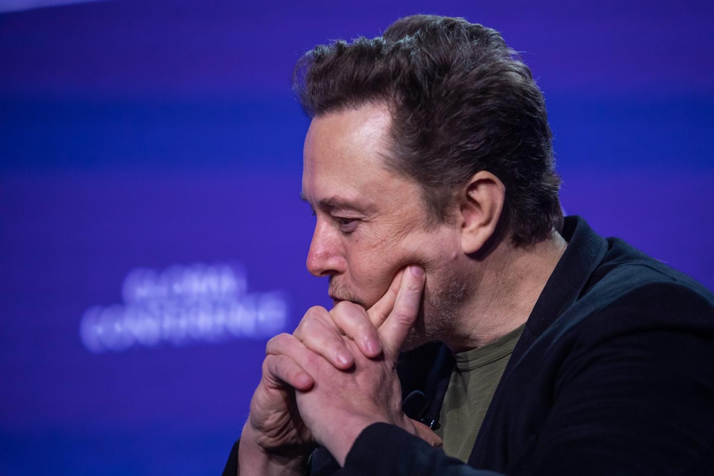 U.S. investigators ask Tesla why there have been 20 crashes since carmaker supposedly fixed Autopilot flaws