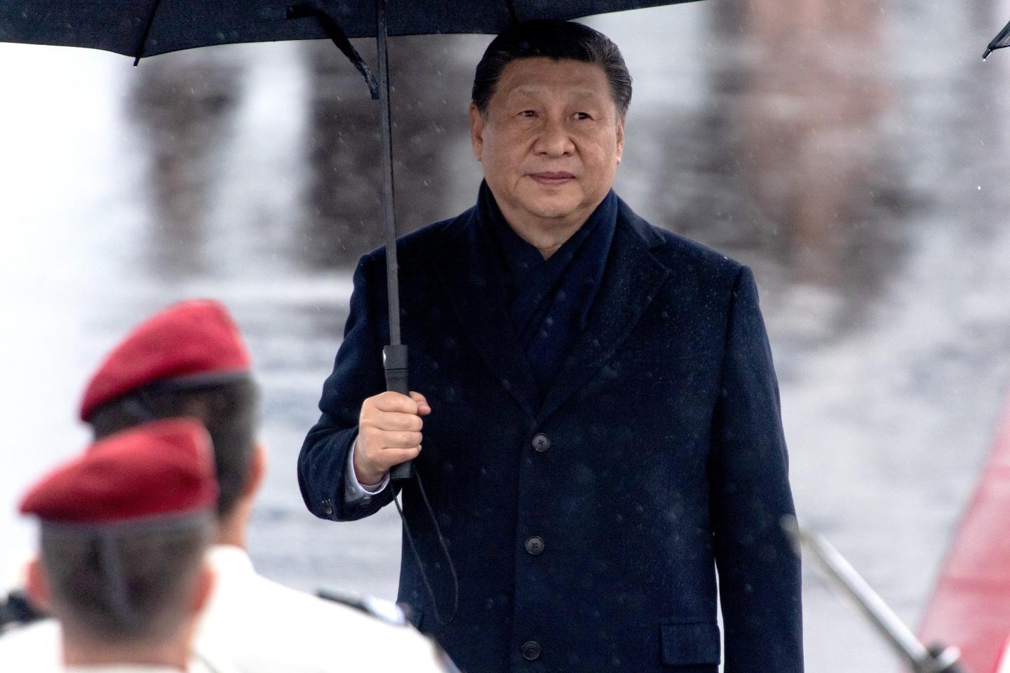 Xi Jinping holds umbrella