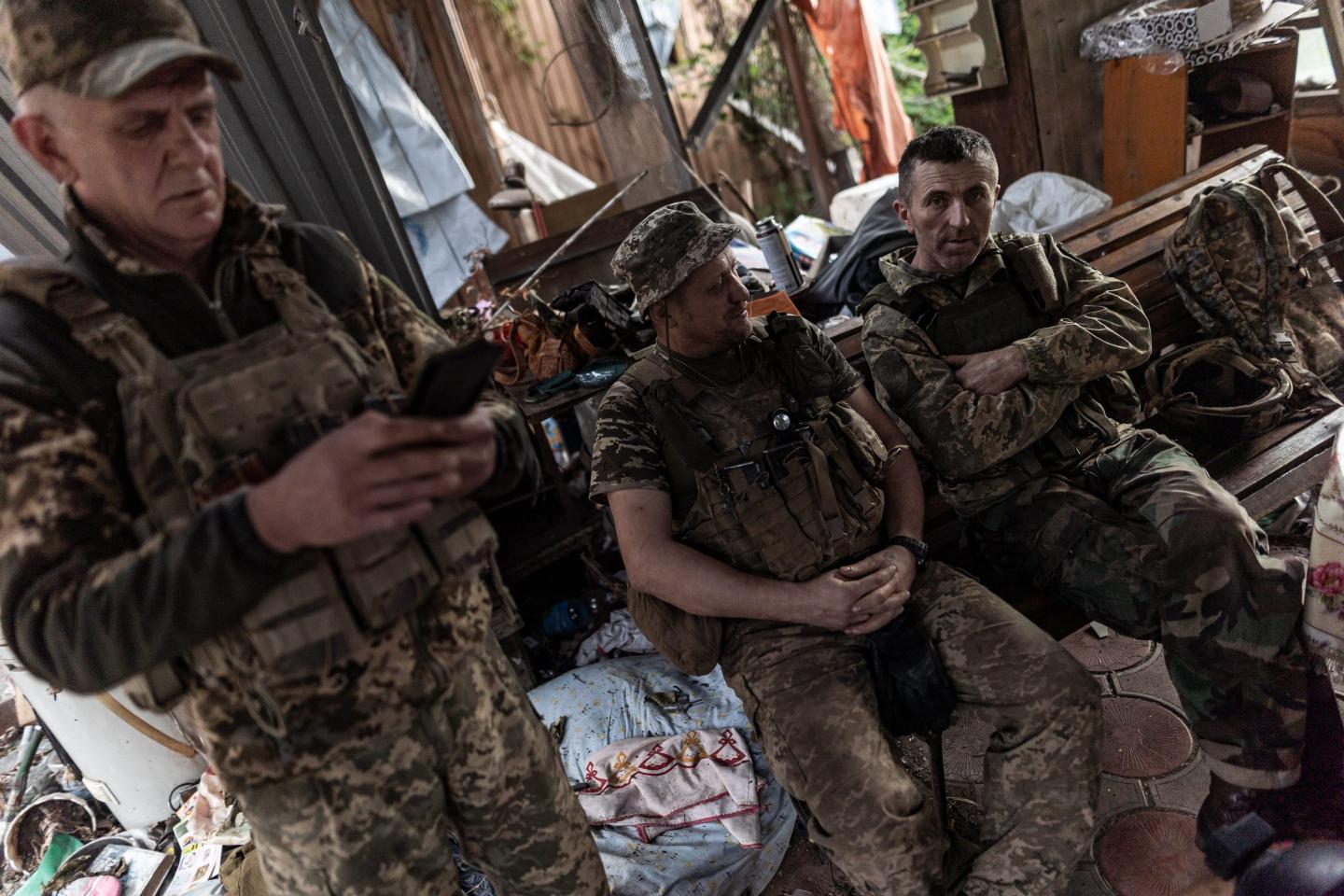 Ukrainian soldiers wait in a shelter