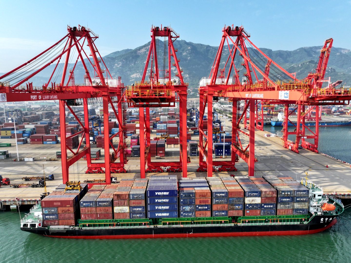 Cargo ships stop at their berths to load and unload containers in Liangyungang Port in Jiangsu province.