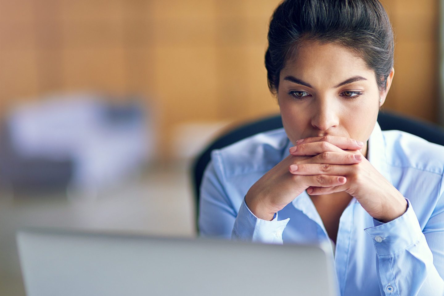 Shot of a young businesswoman looking stressed while working on her laptophttp://195.154.178.81/DATA/i_collage/pi/shoots/806127.jpg