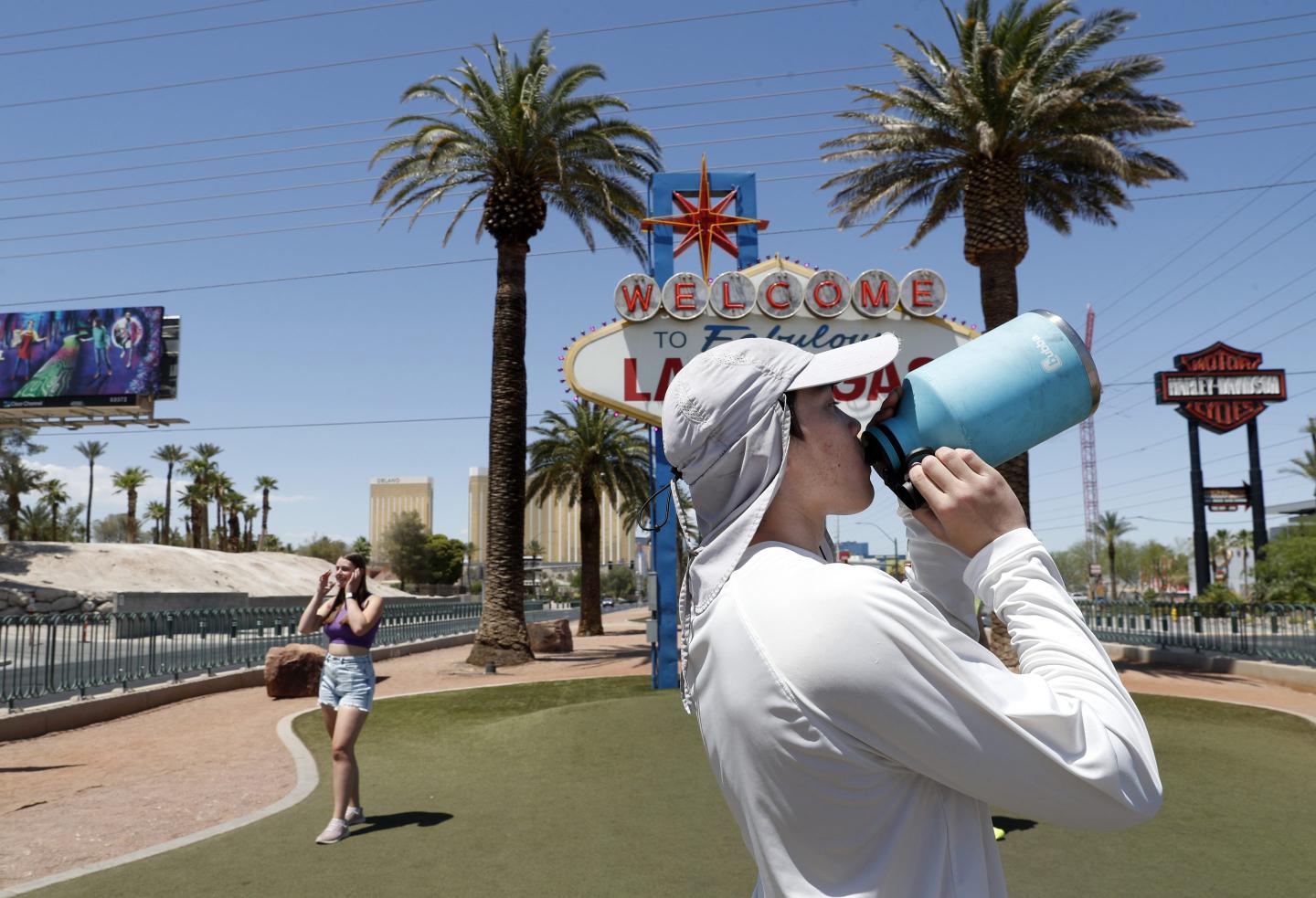 Phoenix sets new ‘dangerously hot’ record of 113 degrees as heat wave settles in 2 weeks before summer even begins